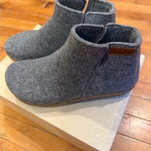 Taos Footwear New in Box